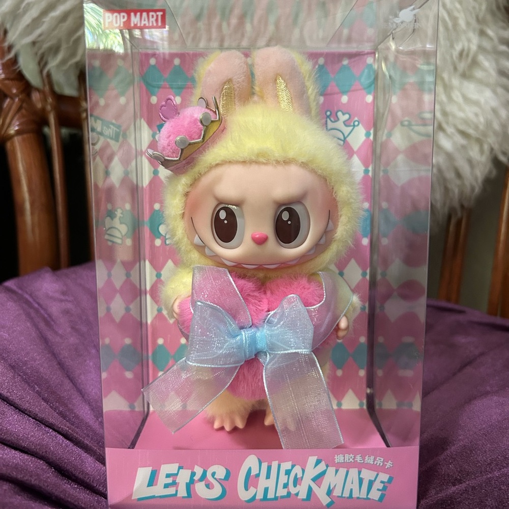 LABUBU LETS CHECKMATE QUEEN POPMART